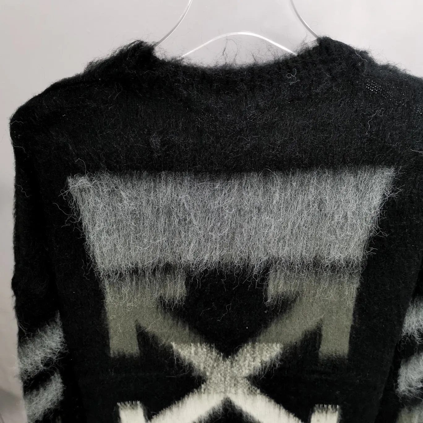 The new top tested version OFFWHITE (OW) Gradient Mohair Striped Arrow Sweater Hoodie Gradient Rendering Arrow Couple Knitted Sweater Mohair sweater OW will be released every year🛒 The same style and ever-changing colors, really no girl does not love it, it is super suitable for wearing under a down jacket in winter, and will not be bloated! If the lower body is missing, their favorite os version🙋🏻‍♀️ intuitively adds natural softness and fairy beauty effect, which is the best choice! The upper body is lightweight and does not weigh down the body while keeping warm. The sleeves and the gradient arrow parts on the back are repeatedly patterned until the gradient level is satisfied before large-scale products are released. The craftsmanship is extremely demanding. Each sweater is woolen at least ten times to give it a plush, thick feel and good fluffiness! ✅ Fabric composition: 50% mohair 32 spandex 18% wool, three-level anti-pilling Color: black and white gradient Sizes Mohair is lighter and softer, so be careful not to machine wash it, not machine washable! ! emphasize! !  ⚠️Hand wash with warm water and cold water P:440